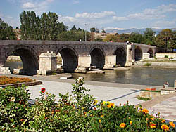 kamenný most ve Skopje