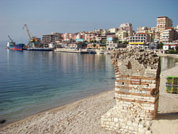 ruiny obranné věže na pláži v Sarandë