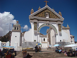 vchod do areálu katedrály v Copacabaně
