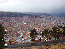 pohled na La Paz z předměstí El Alto