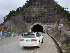 náš pronajatý vůz před tunelem (2870m)