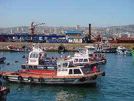 přístav, v pozadí město Viňa del Mar
